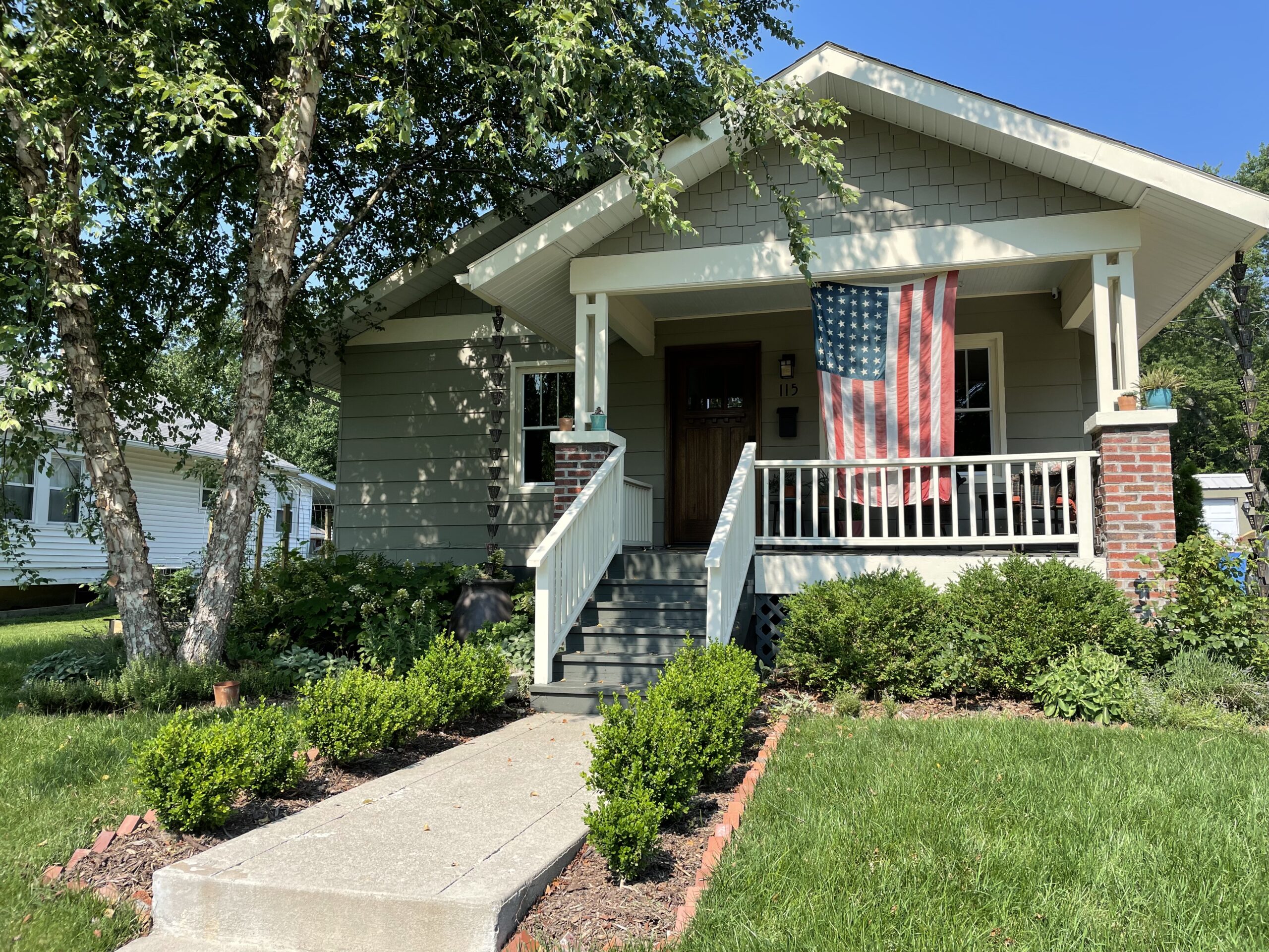 Sherwin Williams Roycroft Vellum Exterior / Get design inspiration for