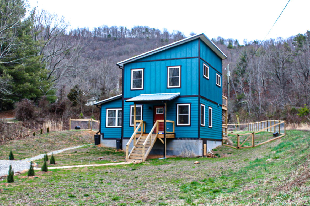 Take a Closer Look at a Compact Cottage Compact Cottages