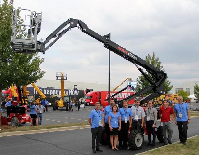 Manitou Americas Hosts Manitou, Gehl and Mustang Dealers at Giant