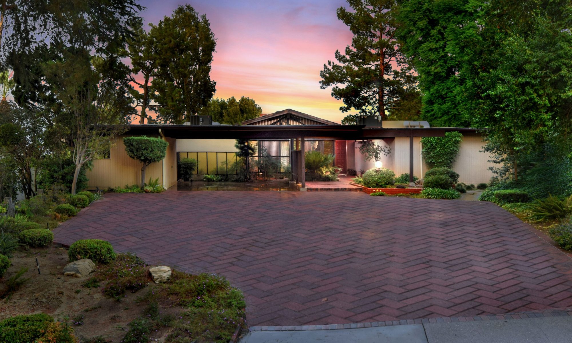MidCentury architectural in the hills of Tarzana California Real