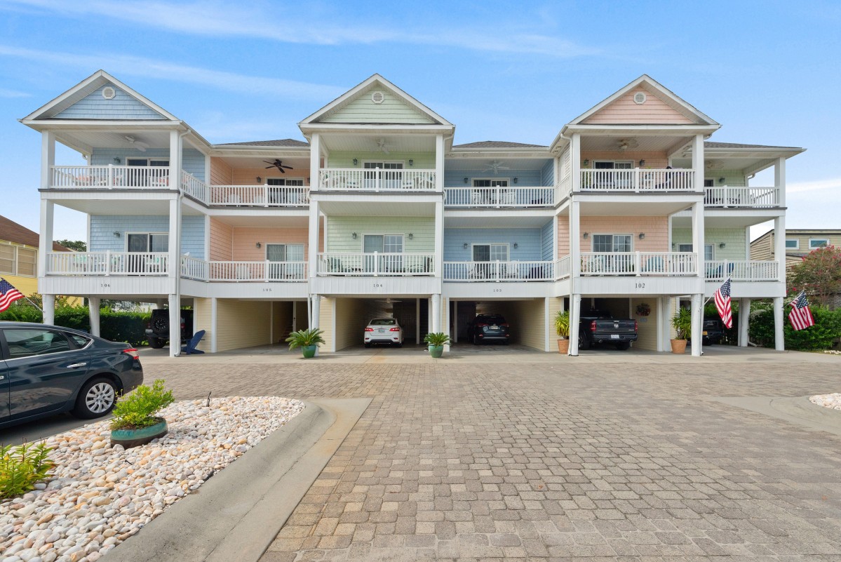 HOLLY PLACE Crescent 3rd Row and Back Elliott Beach Rentals