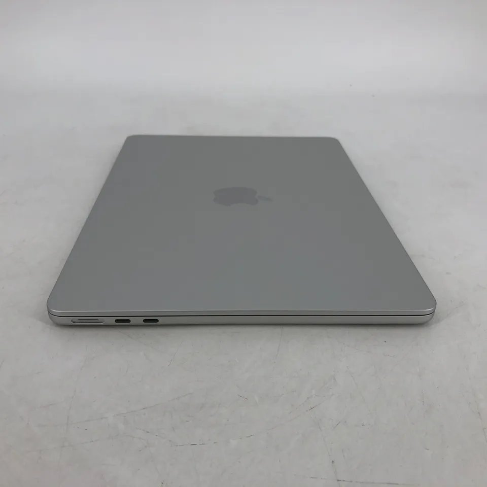 Macbook Air (M2 chip 8core CPU 10 Core GPU, 8GB RAM, 512GB SSD
