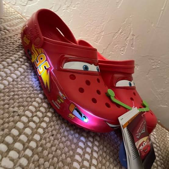 Crocs del Rayo McQueen de viralizan, con todo y luces Con Acento
