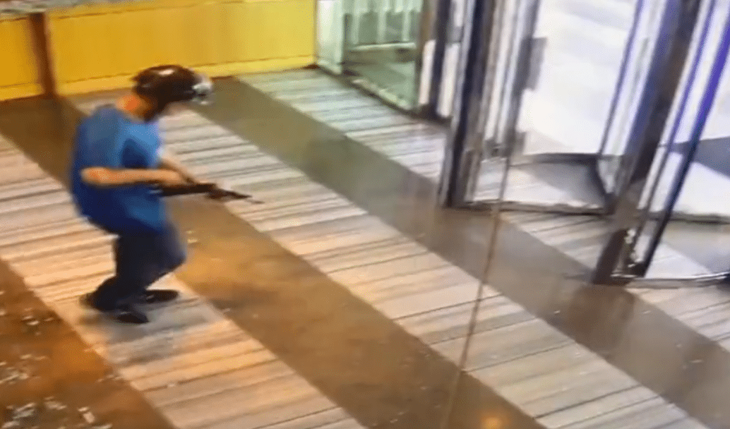 Employee at Las Vegas apartment complex takes out suspect carrying AR15, thwarting possible