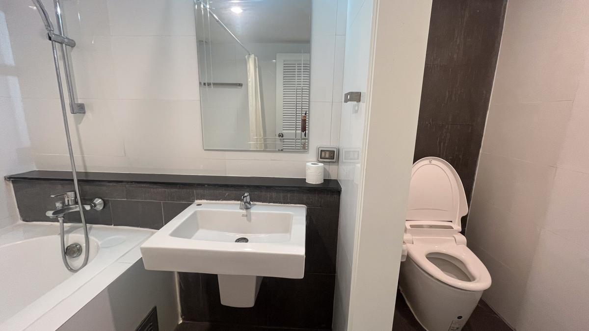 bathroom2 CondoDee Eternal Property