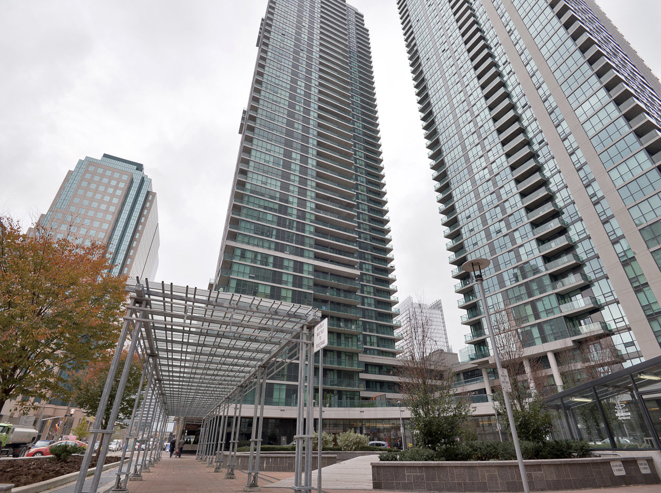 Condo Reviews for 33 Bay at Pinnacle, Toronto