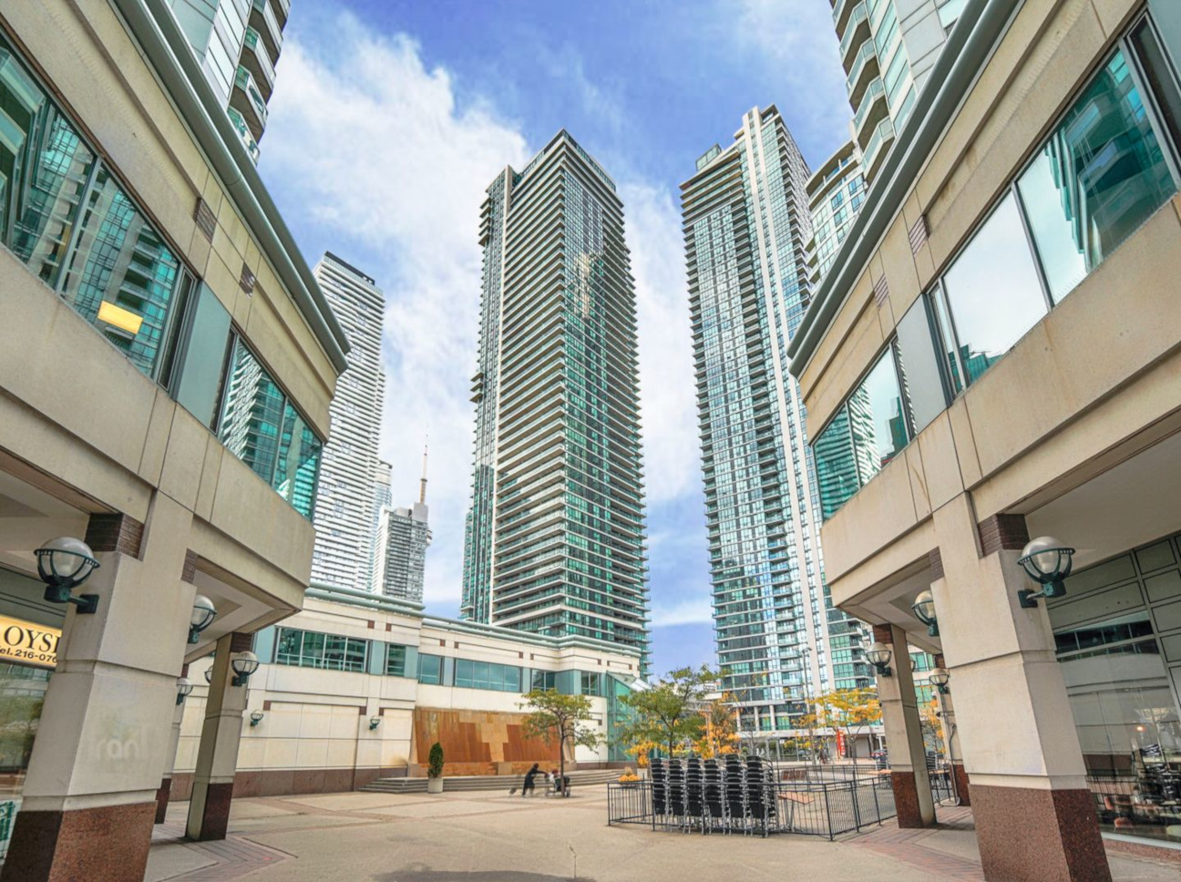 Condo Reviews for 33 Bay at Pinnacle, Toronto