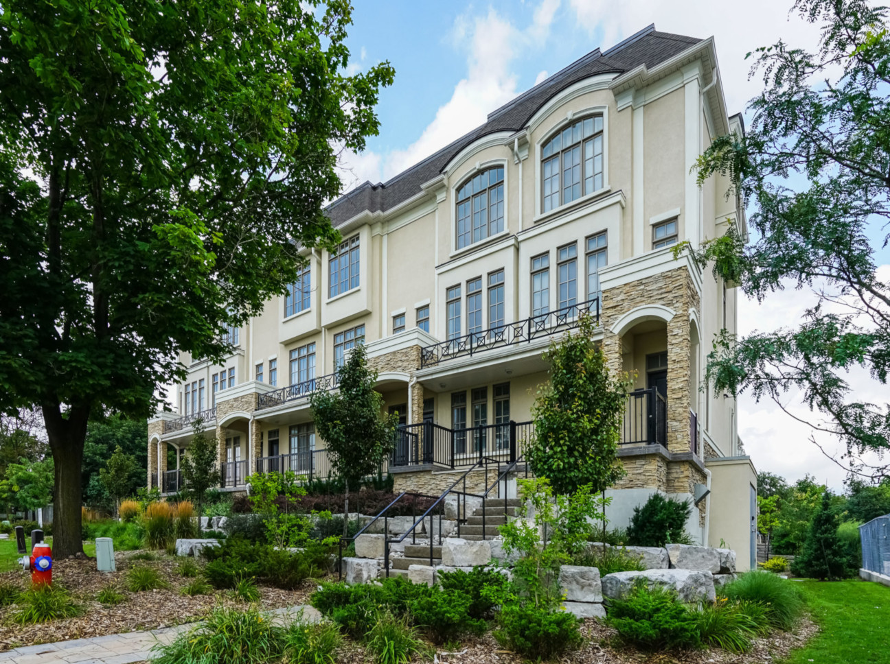 Condo Reviews for Villa One Condominiums , Mississauga