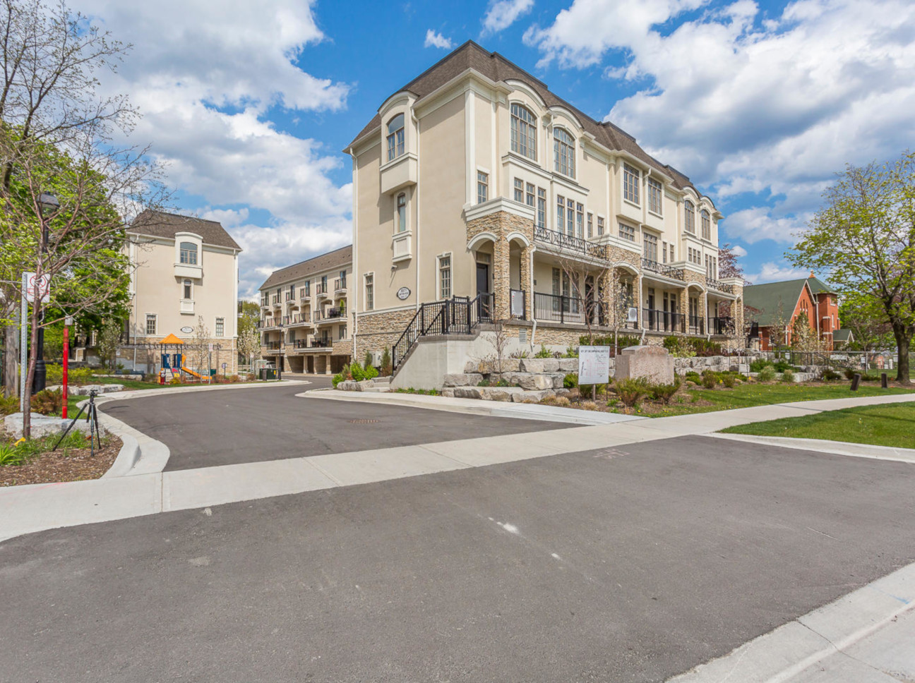 Condo Reviews for Villa One Condominiums , Mississauga