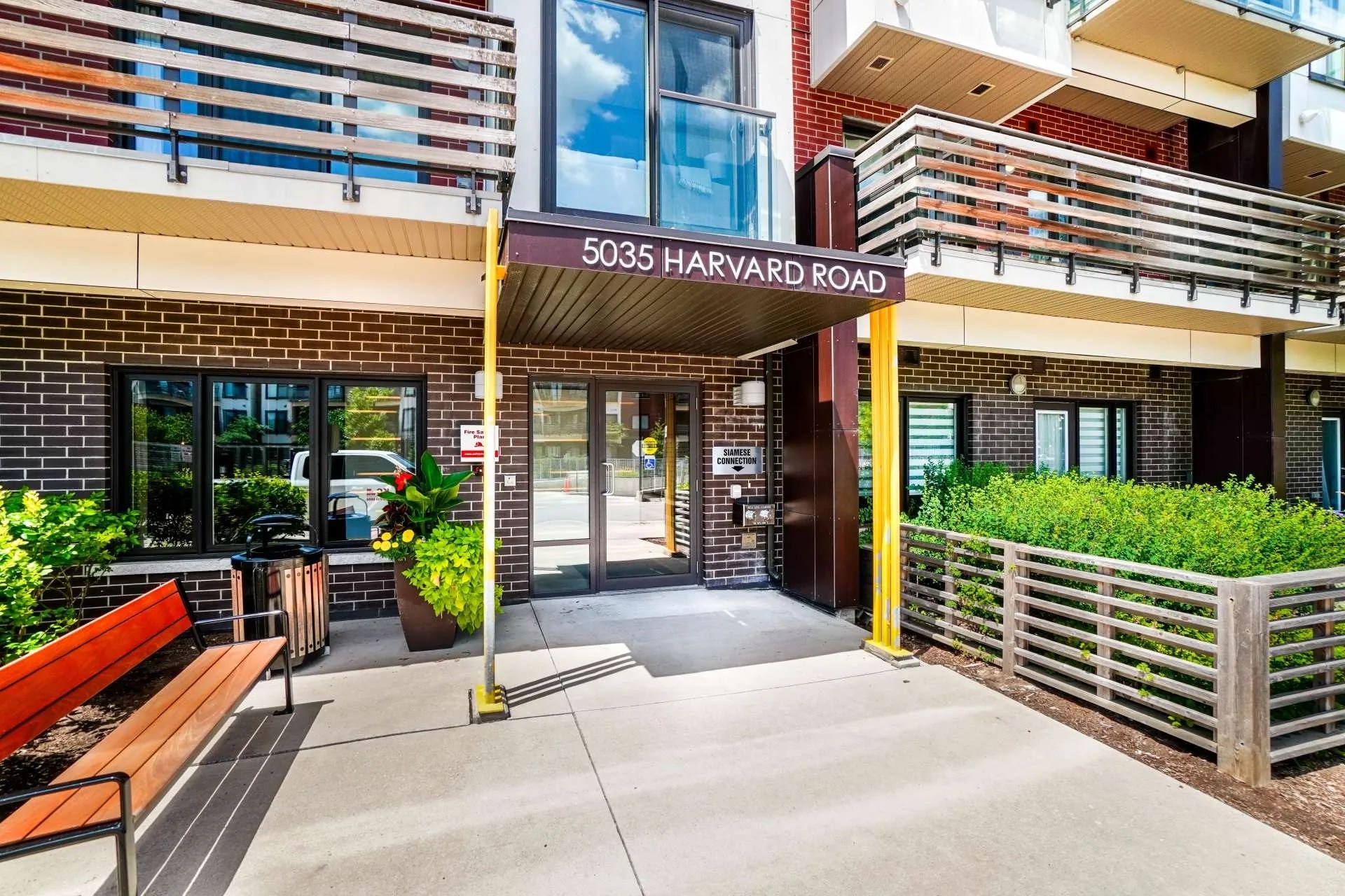 Bachelor Studio For Sale in Churchill Meadows HOT Condos