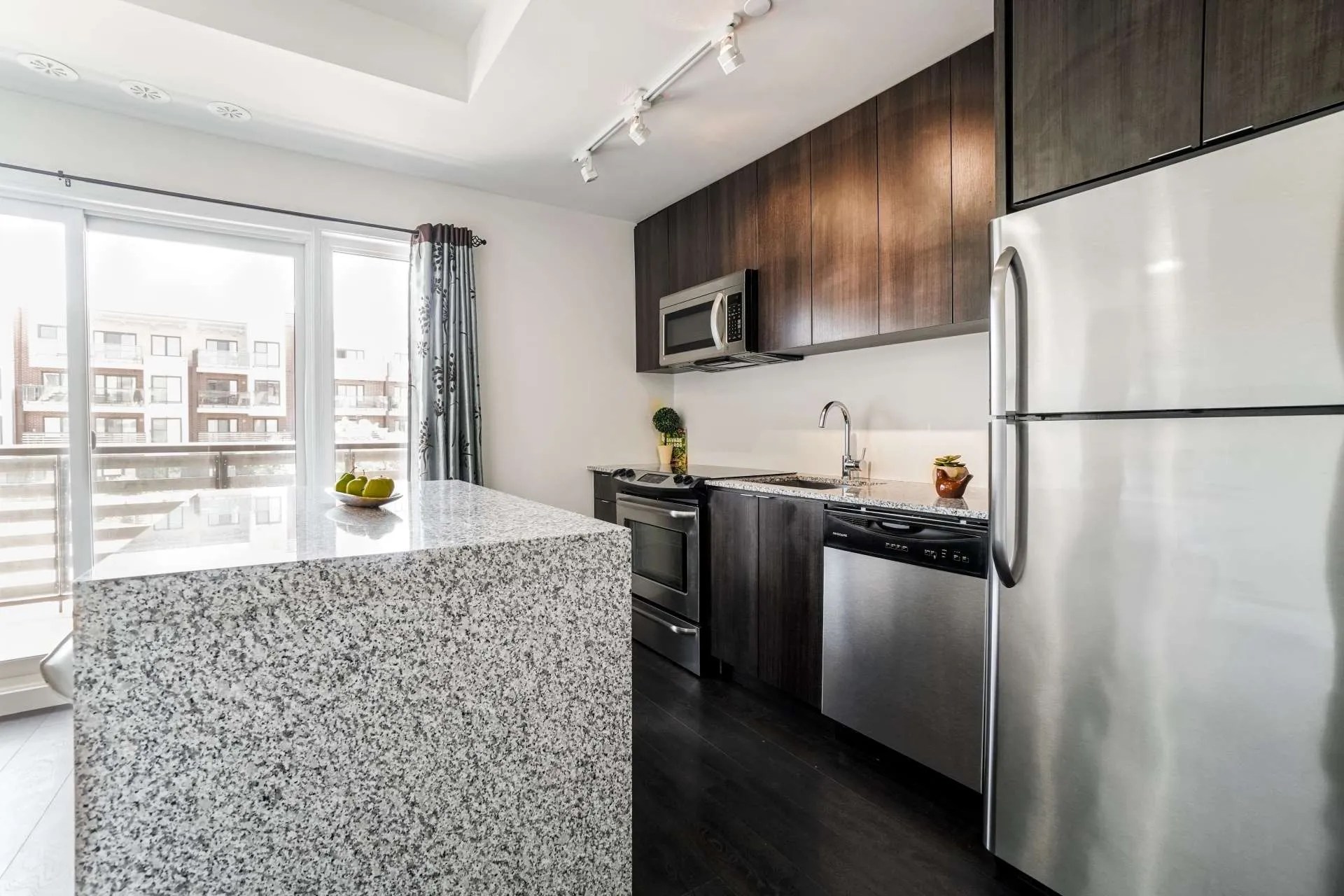 Bachelor Studio For Sale in Churchill Meadows HOT Condos