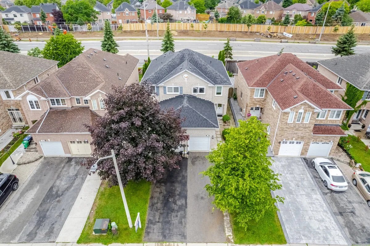 3 BR Semi Detached Home in Meadowvale Village