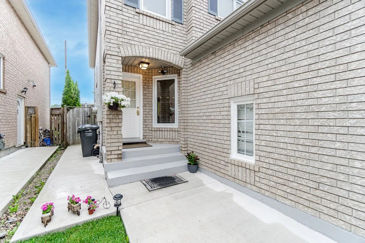 3 BR Semi Detached Home in Meadowvale Village