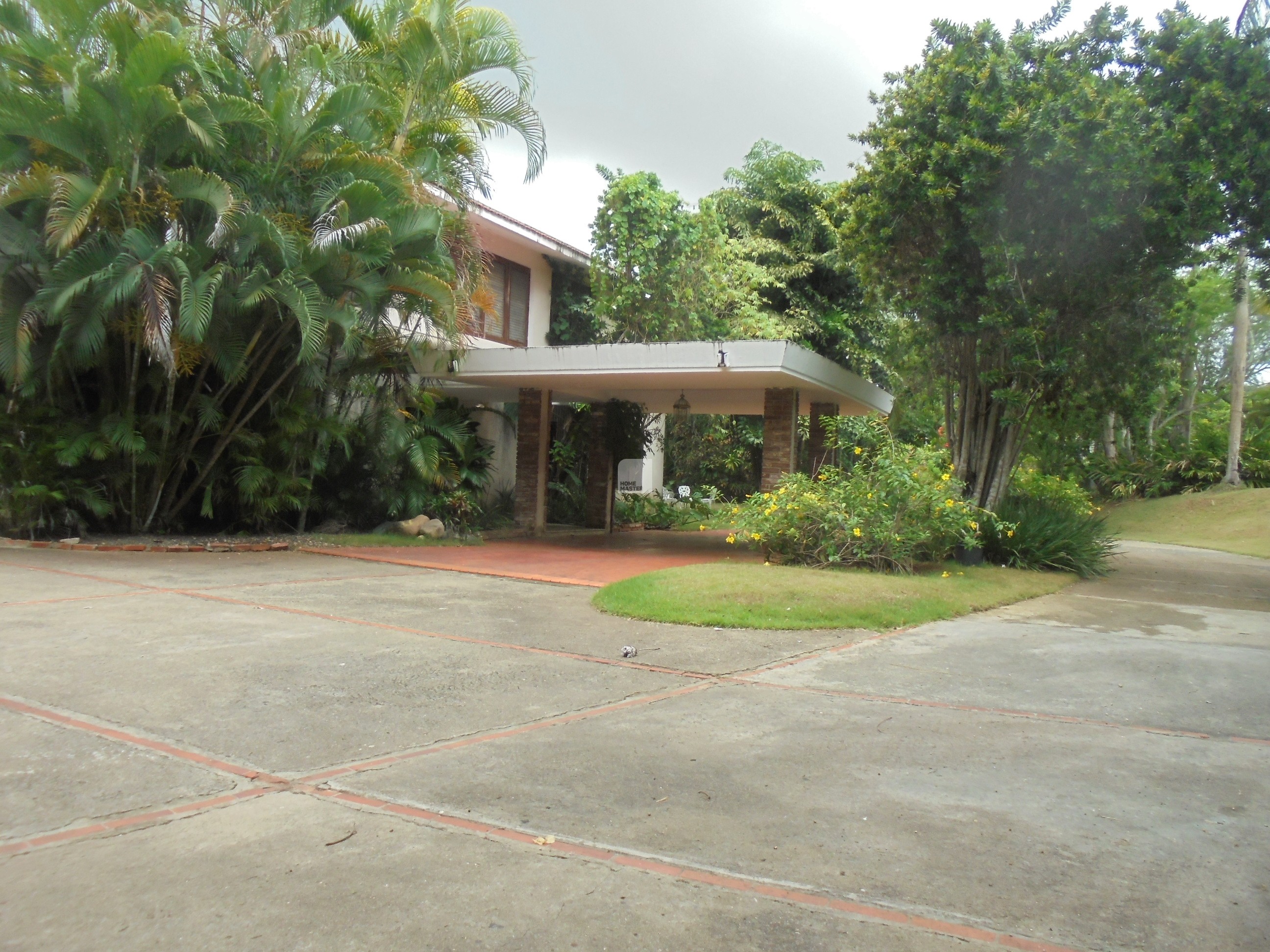 Condos RD Attention investors! Land with house for sale, excellent