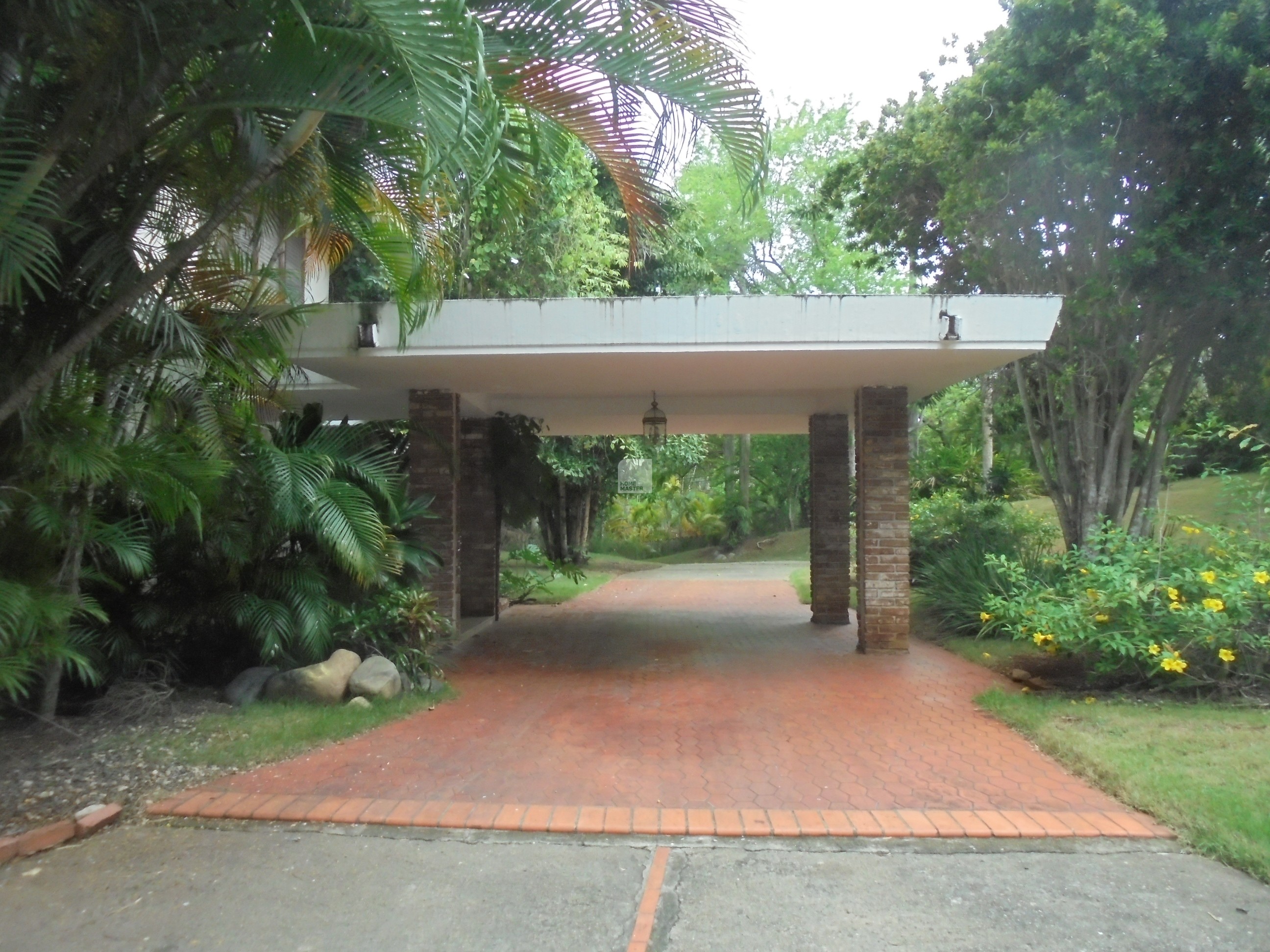 Condos RD Attention investors! Land with house for sale, excellent