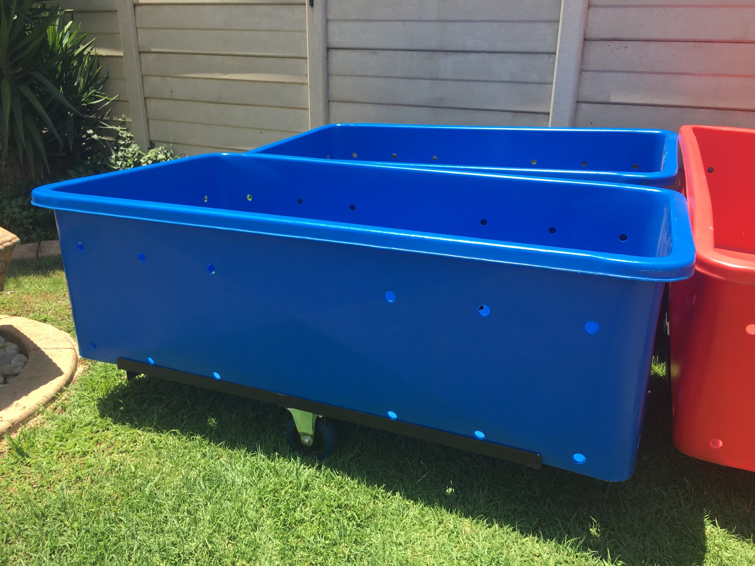 LARGE RECTANGULAR BIN WITH HOLES Condrou