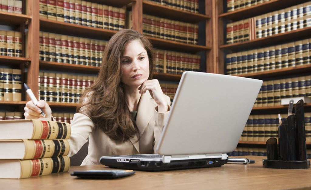 ¿Qué políticas fomentan los despachos de abogados para impulsar la