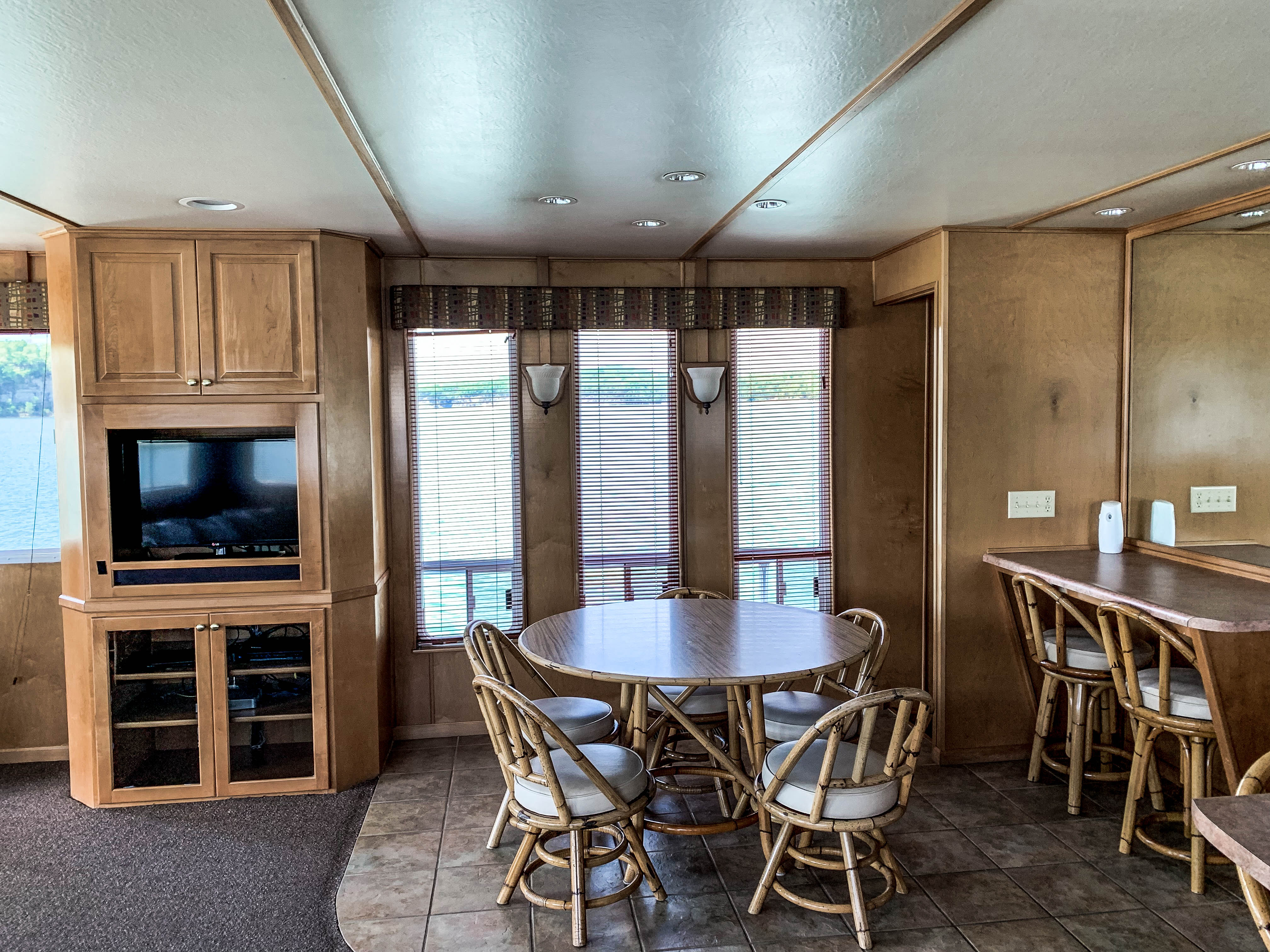 Luxury Liner Conley Bottom Resort