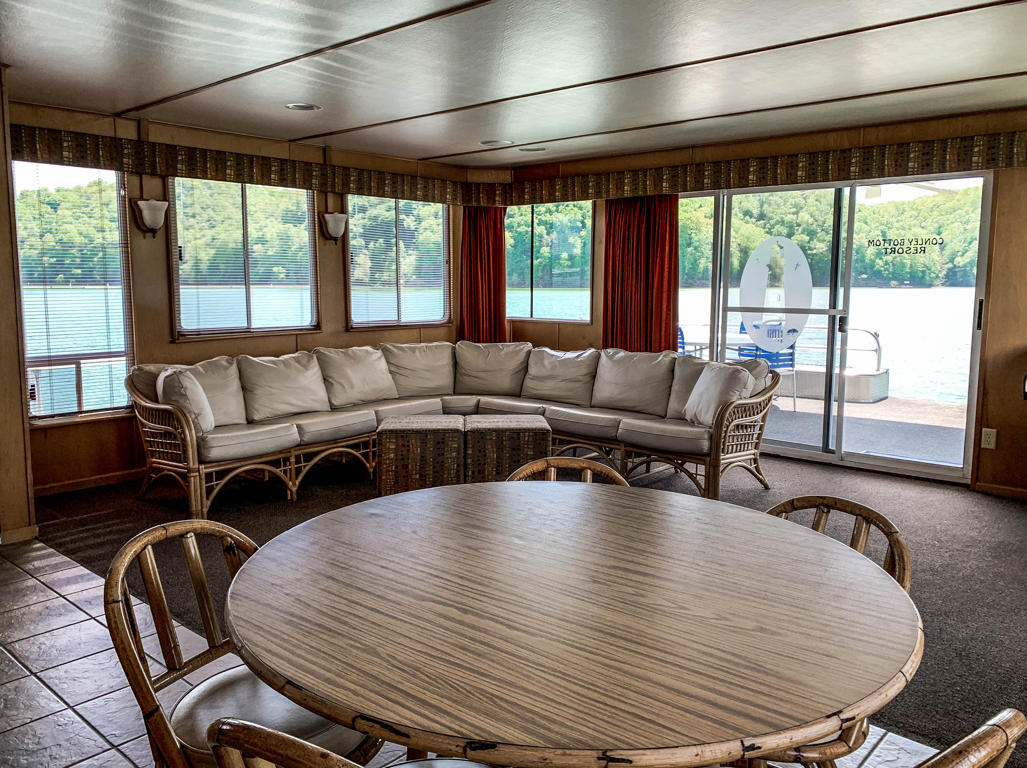 Luxury Liner Conley Bottom Resort