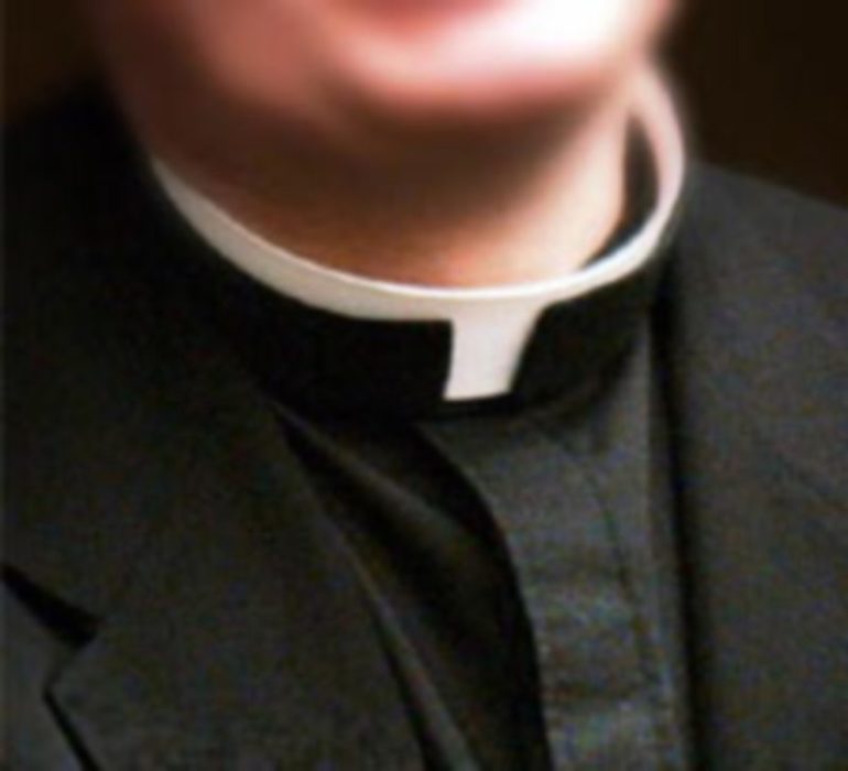 ¿Por qué los sacerdotes deben de usar el clergyman o sotana? Padre