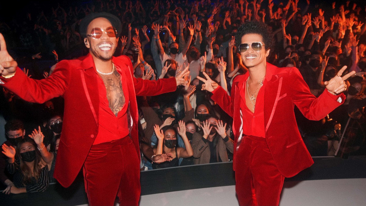 Silk Sonic Perform "Smokin Out the Window" at AMAs Watch Consequence