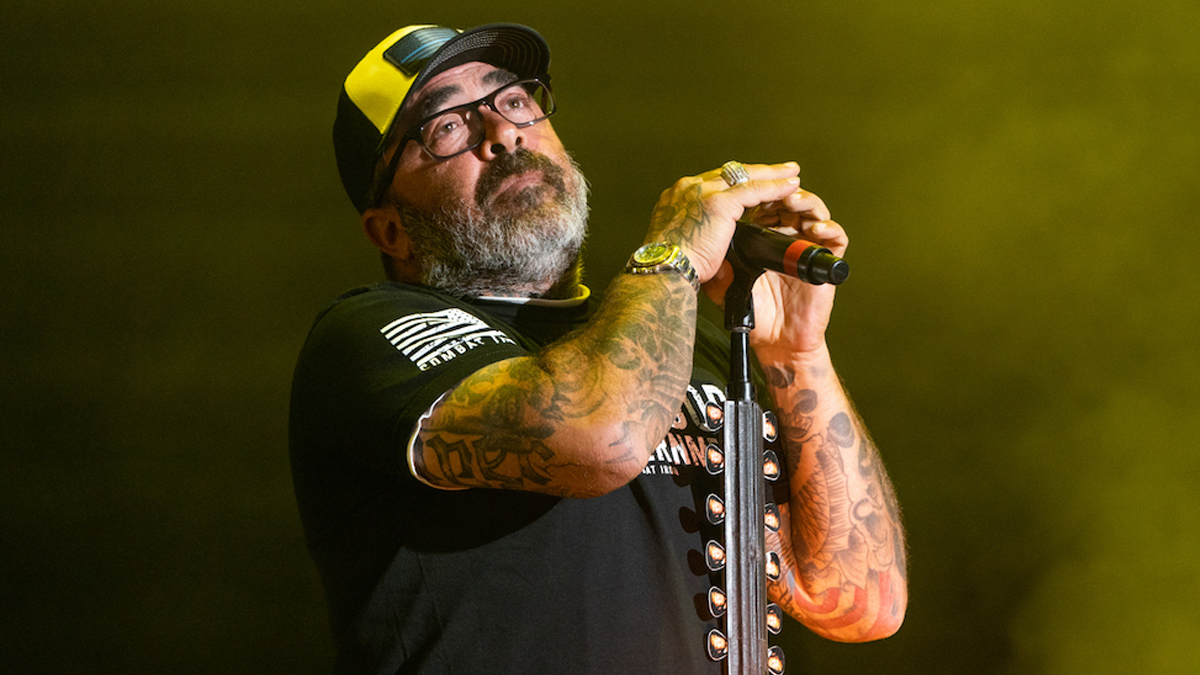 Aaron Lewis Tour 2023 Staind's Aaron Lewis Questions Support For Ukraine In Rant: Watch