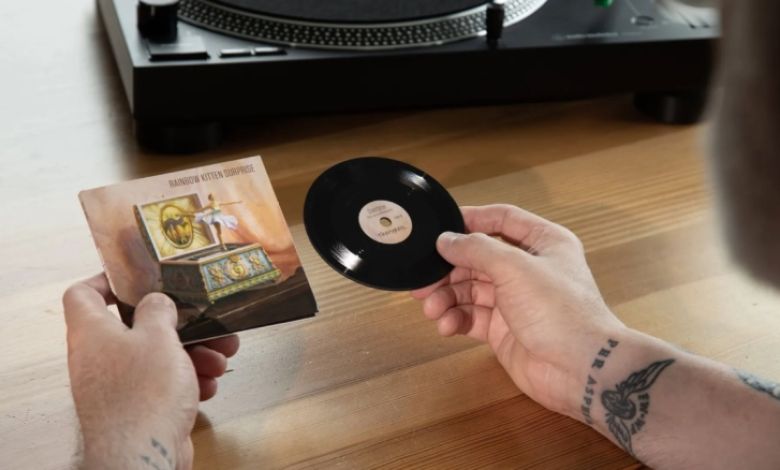 Catatan 4-inci vinyl kecil baru termasuk rilis oleh Black Sabbath, Ghost, dan Chappell Roan Catatan 4-inci vinyl kecil baru termasuk rilis oleh Black Sabbath, Ghost, dan Chappell Roan
