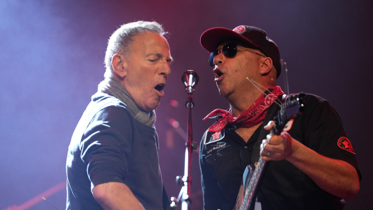 Join Bruce Springsteen and Tom Morello for the Epic ‘Land of Hope & Dreams Tour’ – Don’t Miss Out! Join Bruce Springsteen and Tom Morello for the Epic ‘Land of Hope & Dreams Tour’ – Don’t Miss Out!