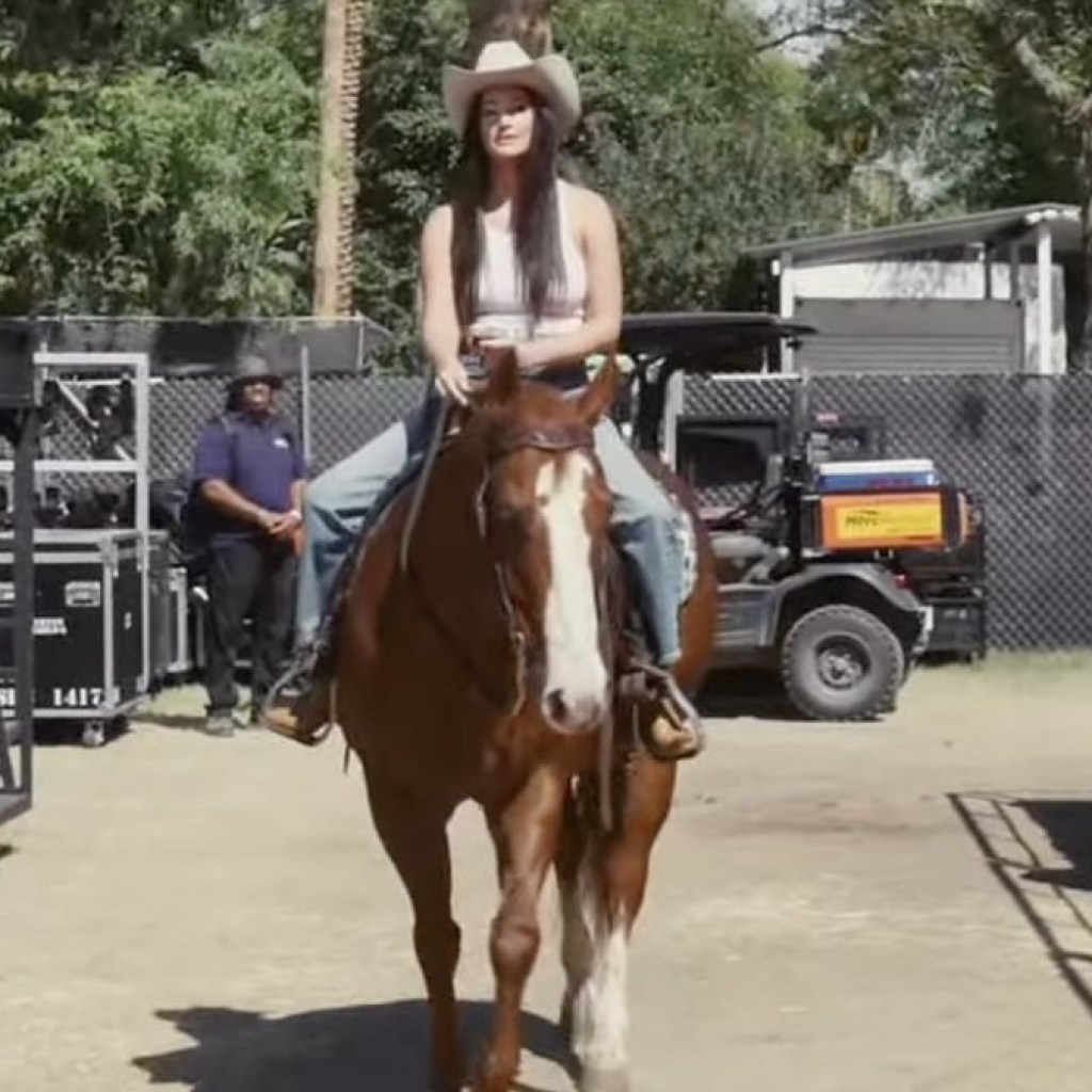 All Hail Kacey Musgraves and Her Horse-Using, George Strait-Protecting, New Music Premiering Coachella Set