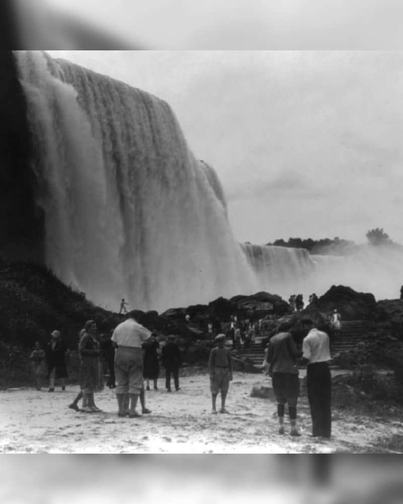 Unbelievable Images of Niagara Falls After Being Drained in 1969 Page 27