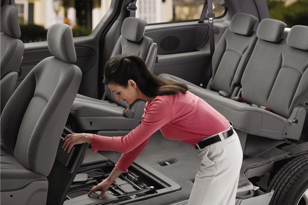 2005-07 Chrysler Town & Country | Consumer Guide Auto