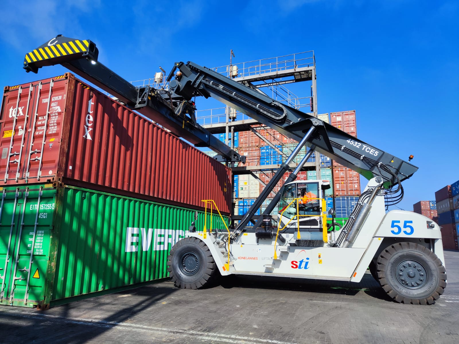 Chile's largest port to enhance its equipment with 20 Konecranes lift
