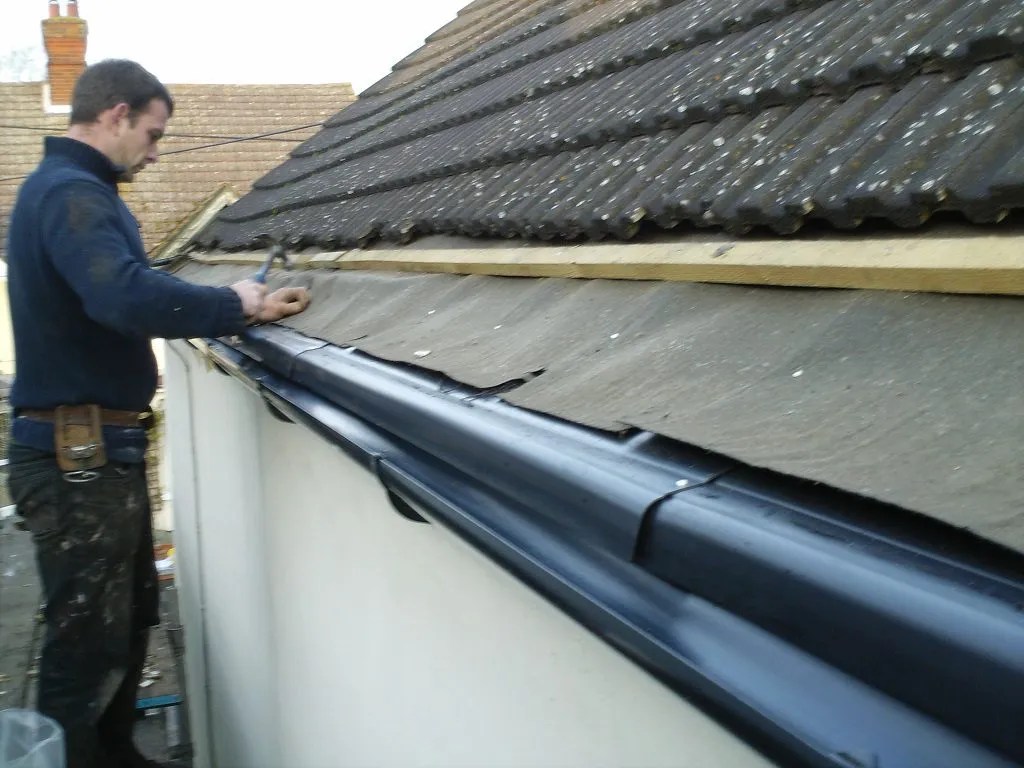 Should Roof Felt Go into Guttering? A Practical Guide Contemporary