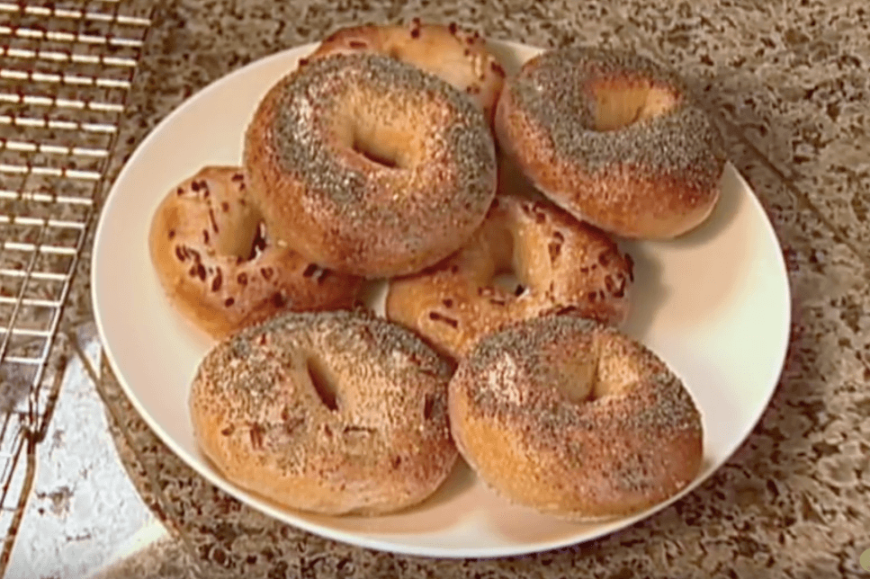 Heerlijk ontbijten zo maak je zelf bagels!