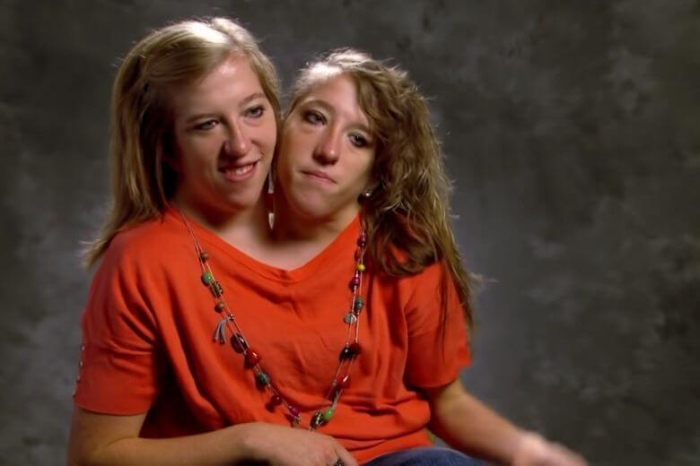 جندي مشاة البحرية يتوق لرؤية زوجته، ولكنه صُدم بمجرد أن