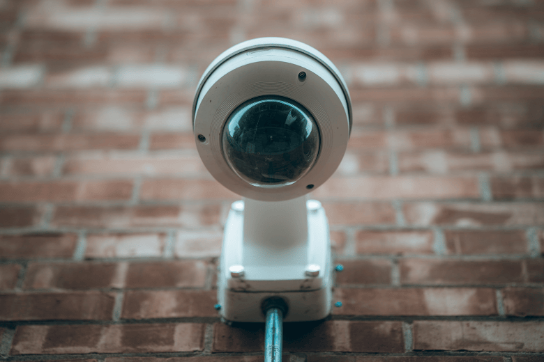 Moeder plaats camera in de kamer van haar dochter en wat ze dan ziet is