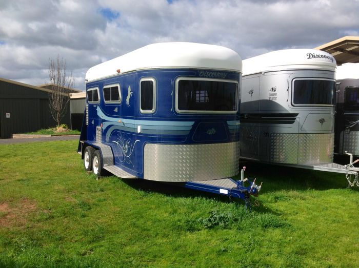 DISCOVERY 2 HORSE DELUXE FLOAT Floats & Accessories Horsezone