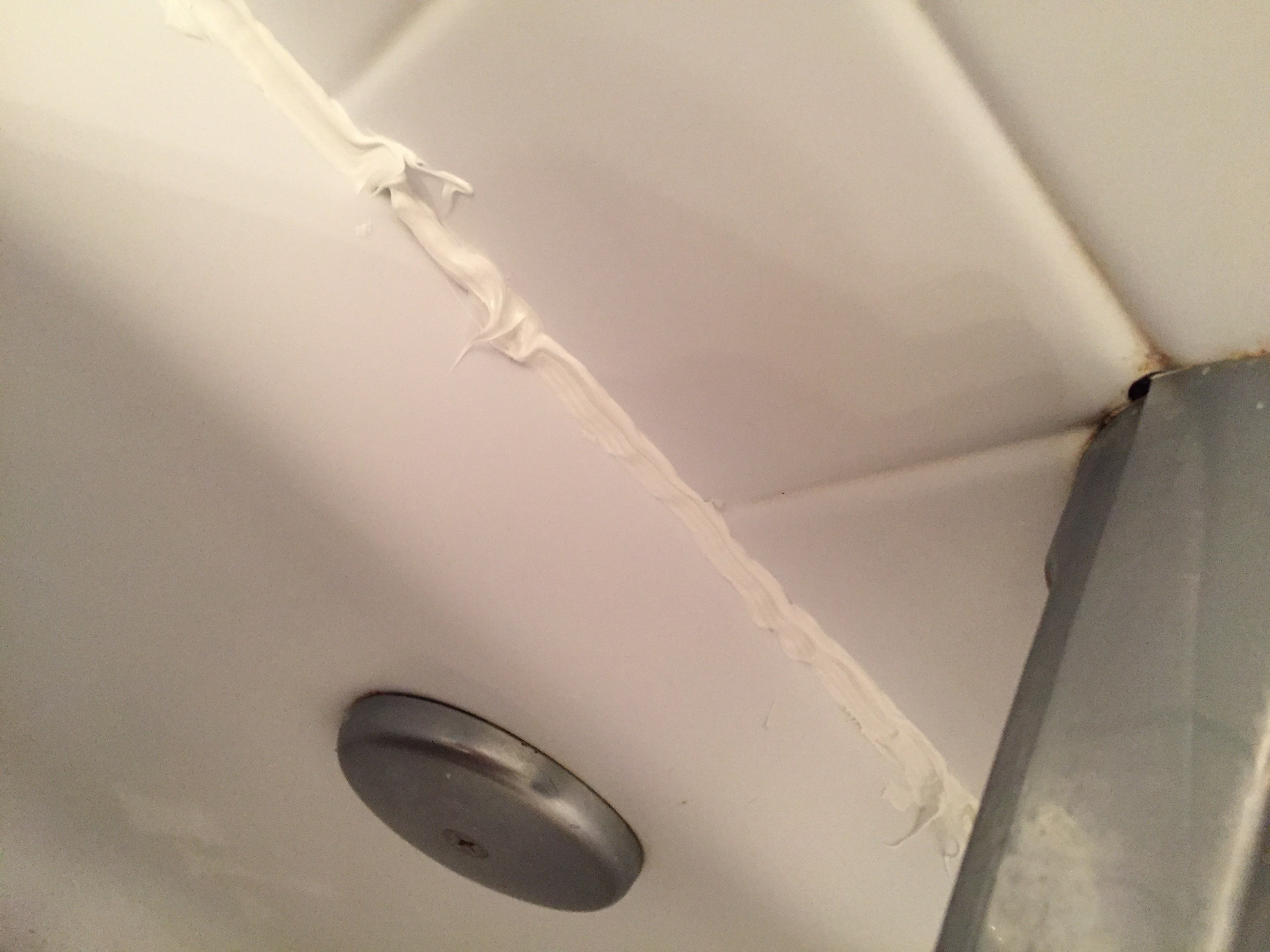 A Filthy Guide to Recaulking Your Filthy Bathtub 11 Steps Instructables