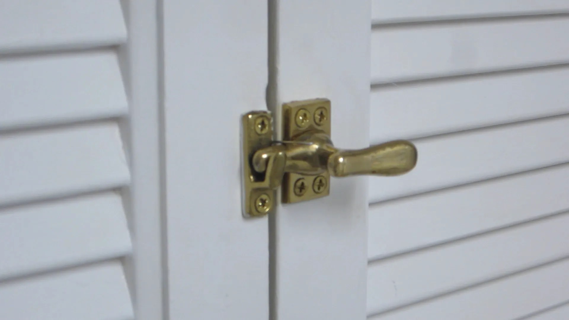 How to Pick Simple Locks/Latches With a Paper Clip 6 Steps (with