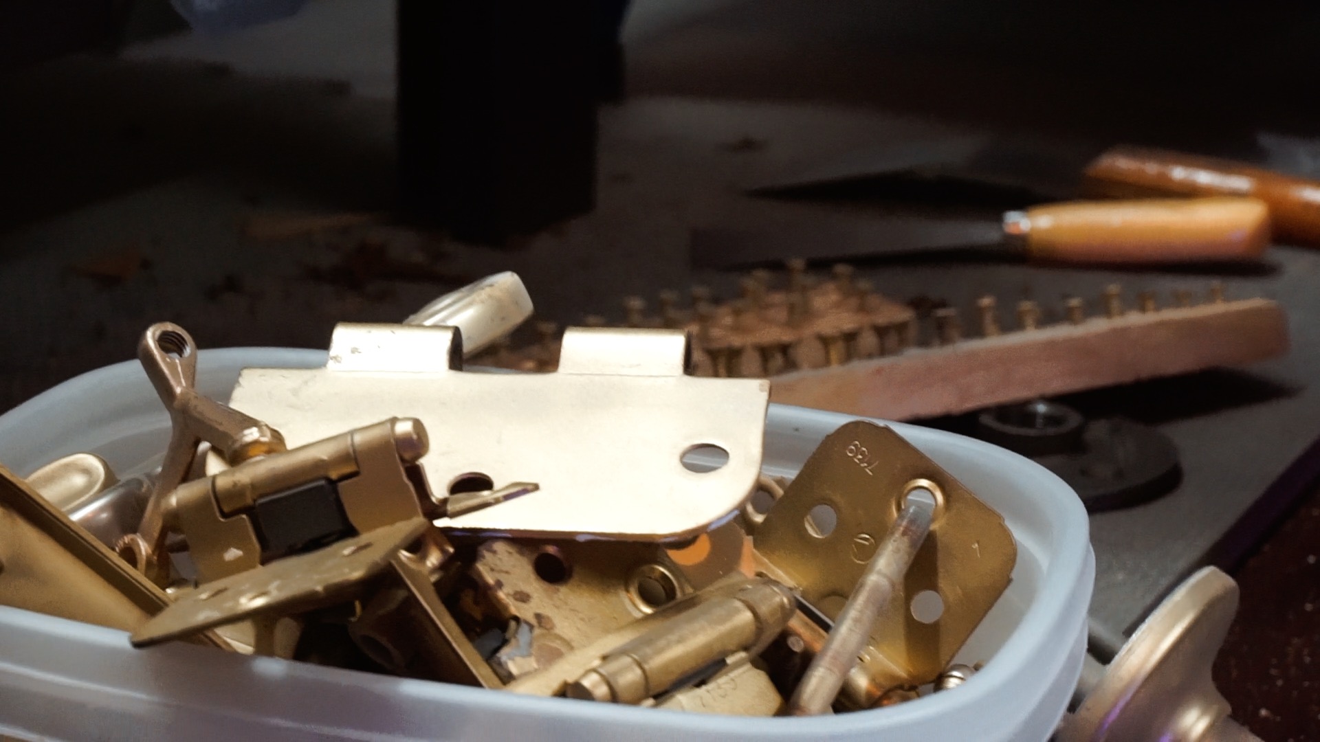 Refinish Brass Hardware Yourself // Powder Coating Project 4 Steps