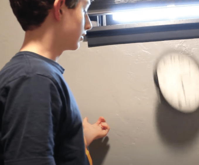 A Clock That Falls Off the Wall When You Look at It 4 Steps