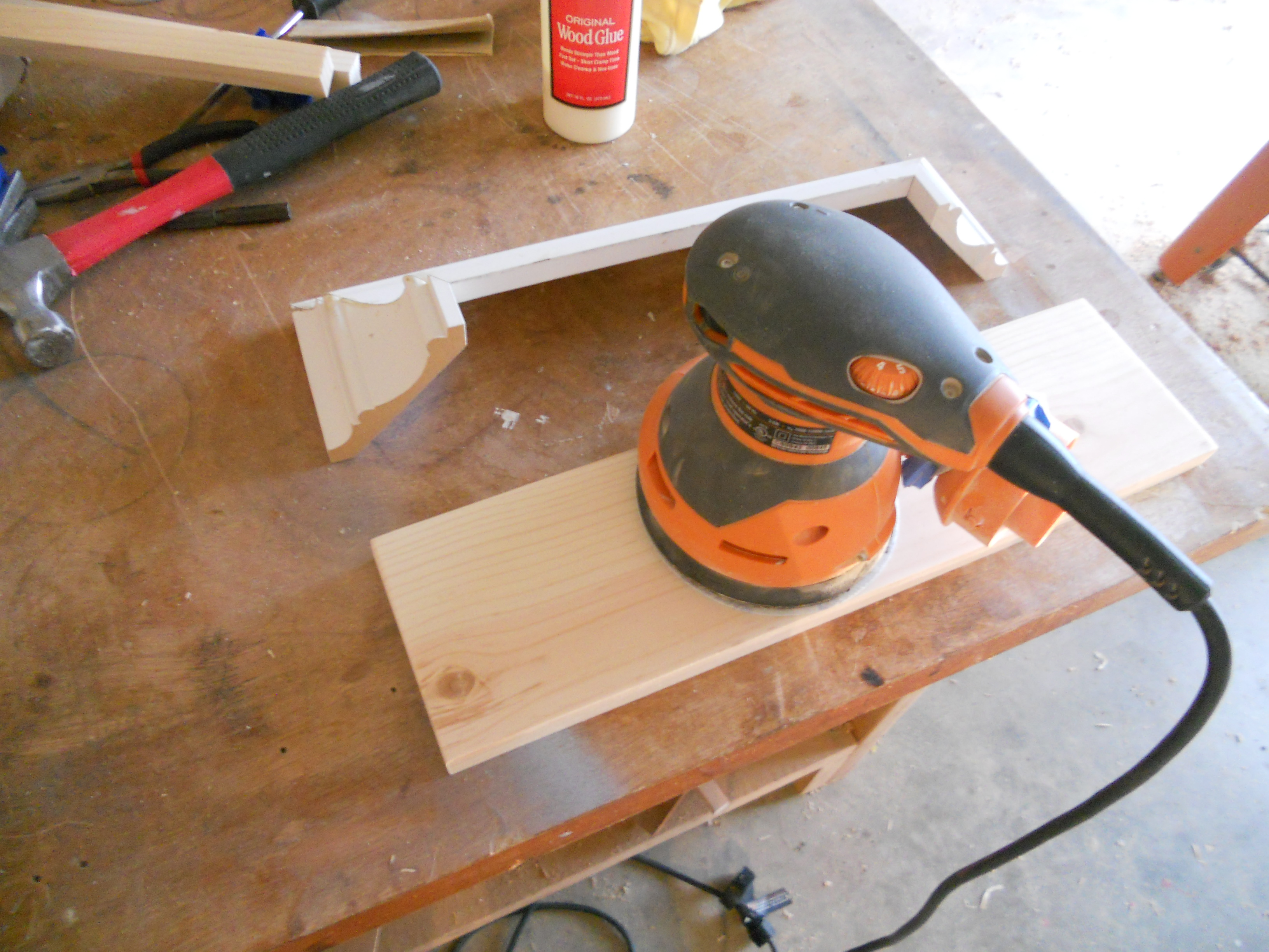 Make a Crown Molding Shelf (Picture Ledge) 5 Steps (with Pictures