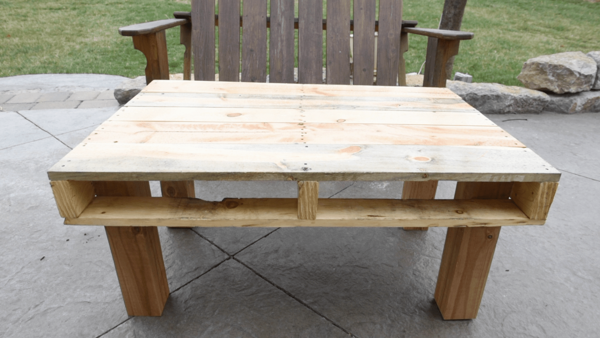 How To Make An Outdoor Pallet Table In 15 Minutes //DIY atelieryuwa