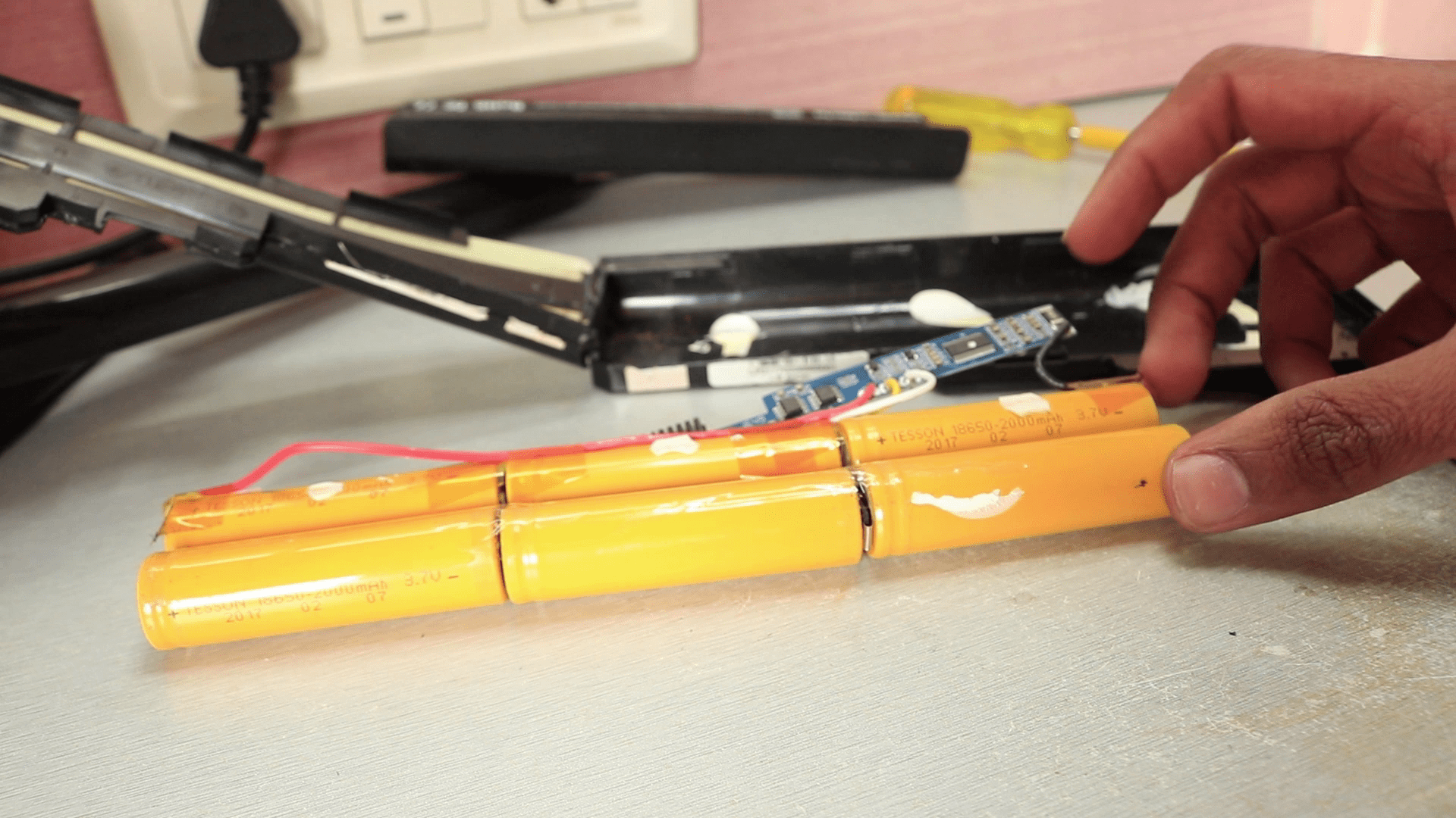 How to Get 18650 Cells From Dead Laptop Batteries! 7 Steps (with