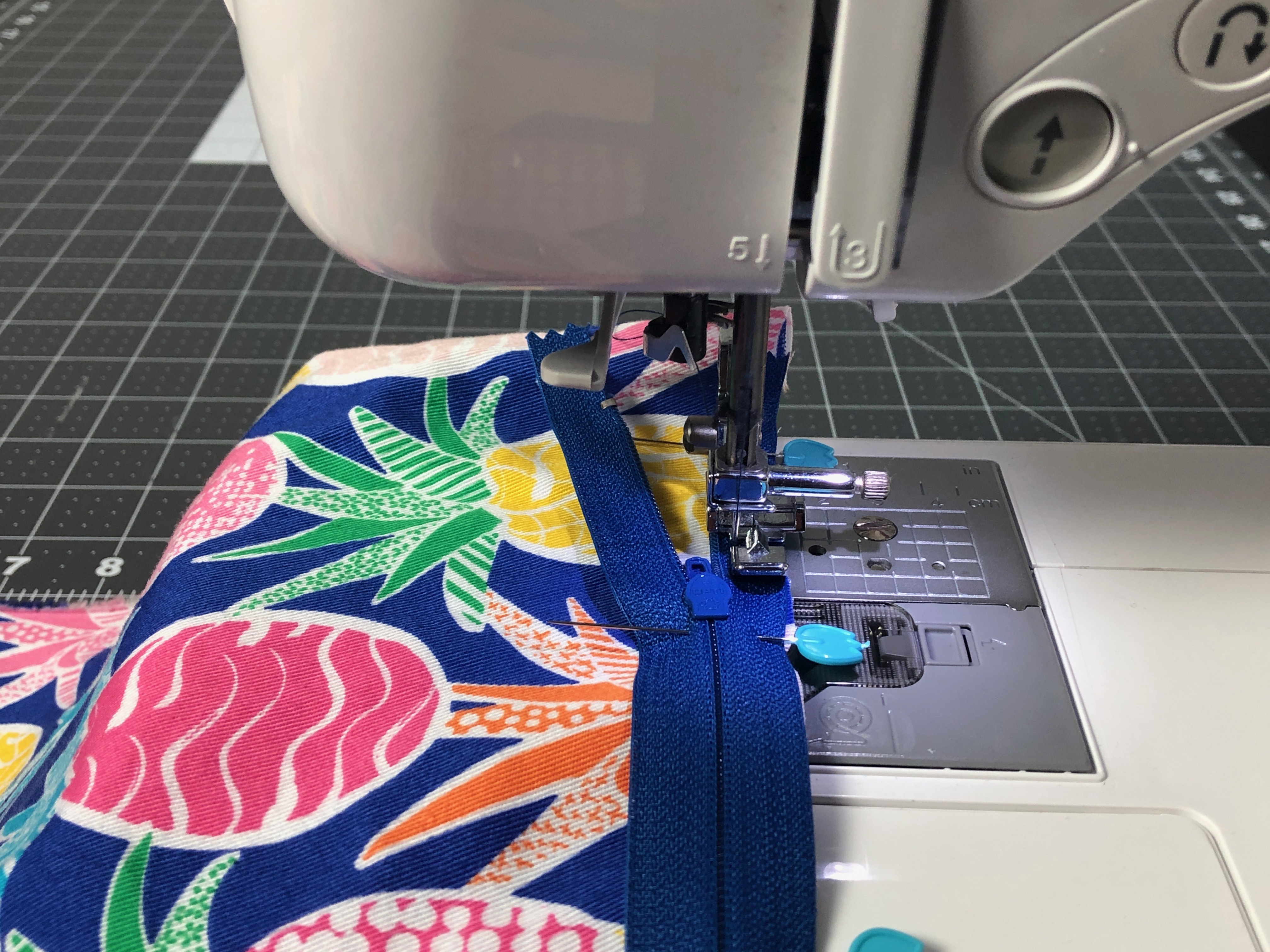 Make Outdoor Pillows With Washable Covers! 5 Steps (with Pictures