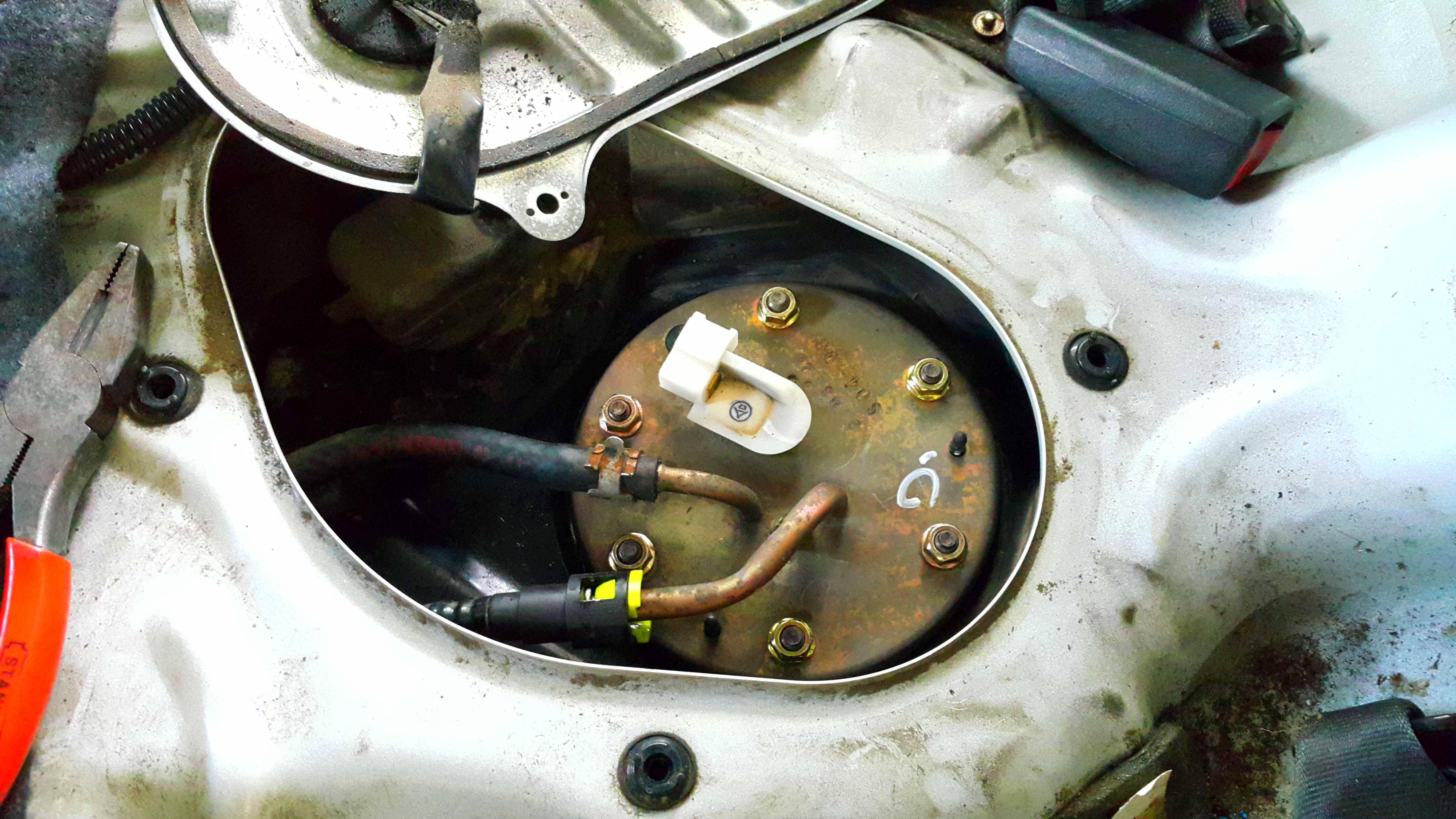 Replacing a Fuel Pump (Honda Civic 1999)! 8 Steps Instructables