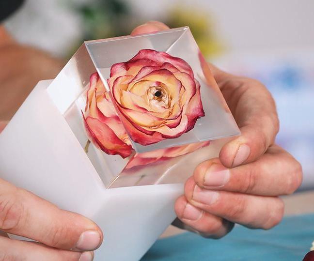 How to Cast Flowers in Epoxy Resin DIY Resin Rose Paperweight! 8