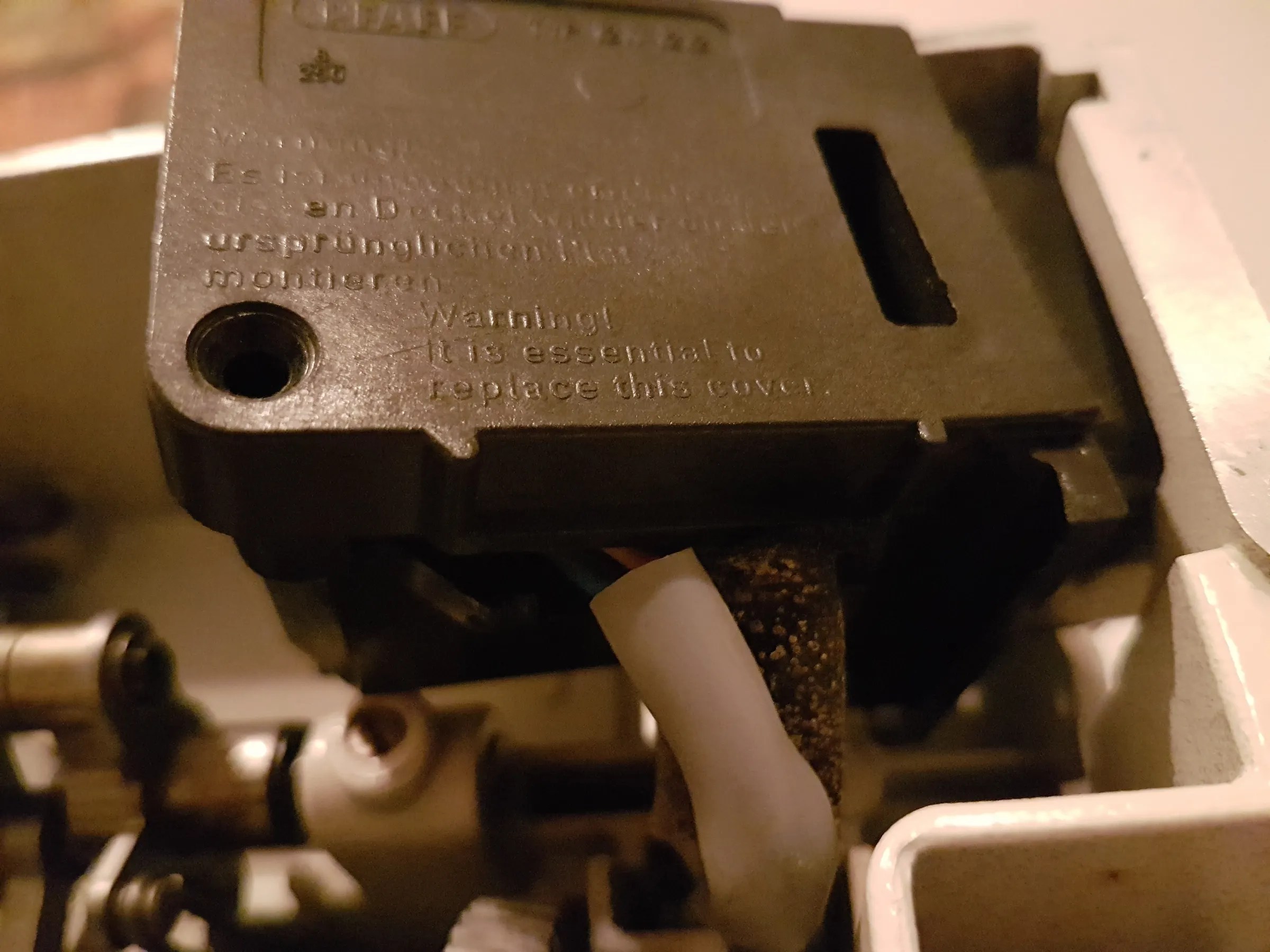 How to Remove Covers From Pfaff 1214/1213/1222E Sewing Machine 5
