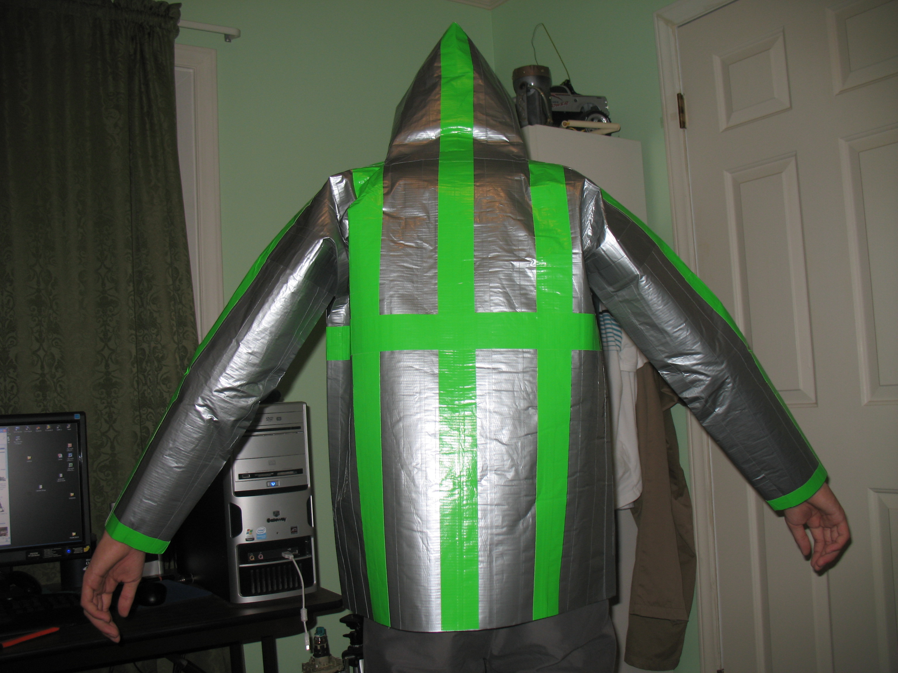 100 Authentic Duct Tape Hoodie (110+ Yards of Duct Tape) 9 Steps