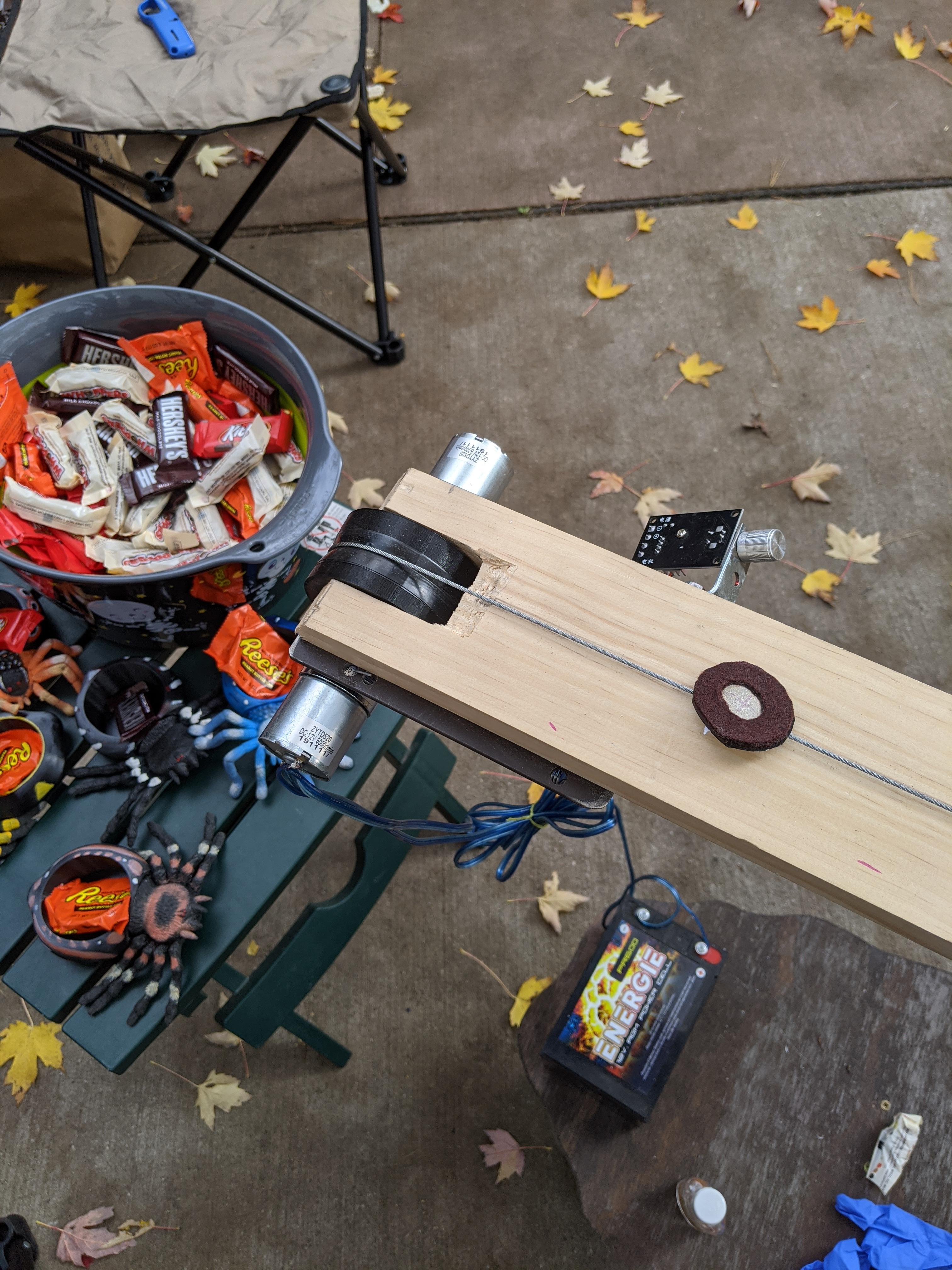 Motorized Spider Halloween Candy Delivery System 5 Steps (with